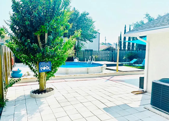 Sea Salt Vacation Home, Private Pool - Walk To Beach